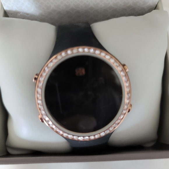 daisy fuentes watch digital